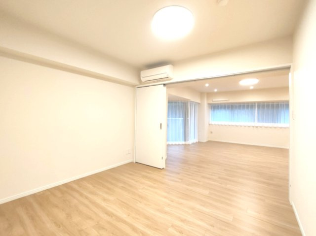 【洋室約6.0帖】　明るい日差しが入る洋室で、お子様の部屋としても使いやすい広さです。