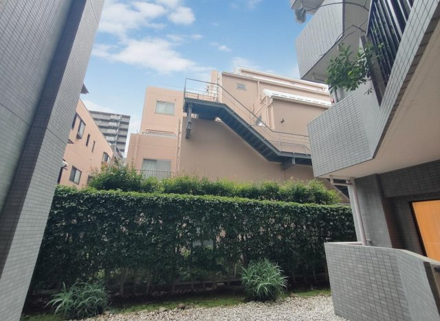【眺望】　植栽の緑越しに空を望める眺めで、日々の暮らしに季節の移ろいをやさしく添えてくれます。