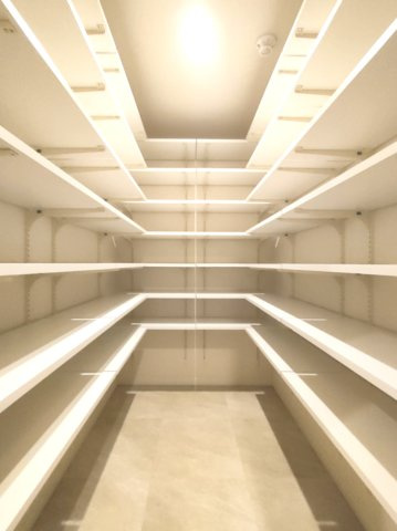 【シューズインクロゼット】　ウォークイン式のシューズインクロゼットで、玄関まわりの荷物もすっきり収納できます。棚板の位置をお好みで動かせる可動棚が備わっております。