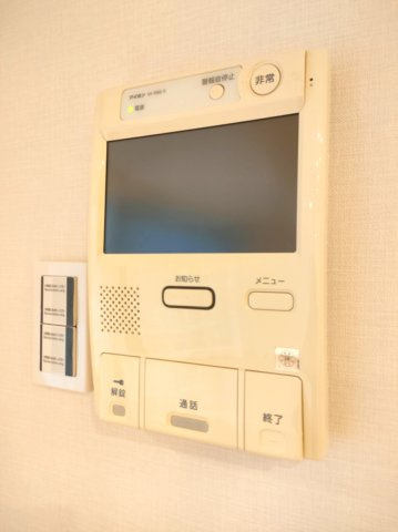 【TVモニター付きインターフォン】　TVモニター付きインターフォンで来訪者を確認でき、防犯面でも安心です。