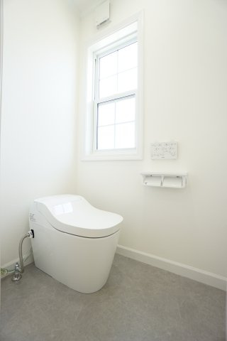 2階の温水洗浄便座付きトイレ交換済み！タンクレストイレですっきりしています！