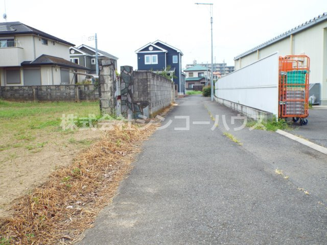 北側公道幅員約1.7メートル。建築後退が必要になります。
