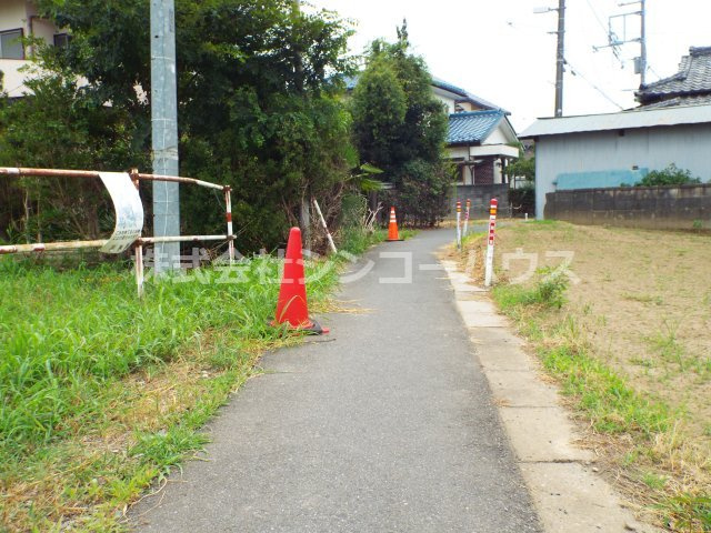 東側公道幅員約1.7メートル。建築後退が必要になります。