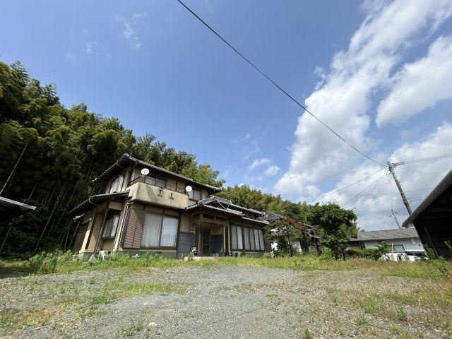 接道から入ったところにある広々お庭。プライバシーを確保しながら、BBQやプールはいかがでしょうか。