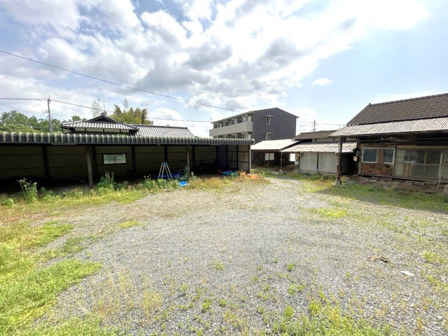 堅牢な屋根付き納屋あり（写真左）。10台以上余裕で停められる駐車スペースがあります♪