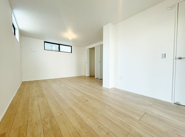 1階11帖洋室は2ドア仕様につき将来的に仕切る事が可能です　7帖洋室+4帖洋室に仕切れます　4帖洋室側より(1号棟)