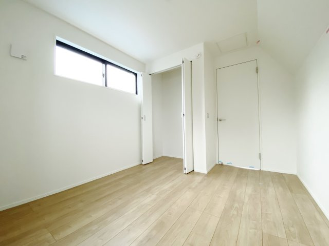 3階5.1帖洋室(納戸表記)　2面開口の明るく快適な洋室です(1号棟)
