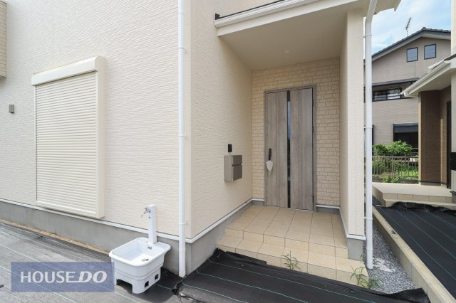 【エントランス】ゆったりとした玄関。奥行きのあるポーチで雨の日も安心です。