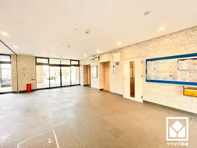 ゆったりとしたエントランスホールが、住まう人の憩いの場に。落ち着いた空間で、ほっと一息つける時間を。
