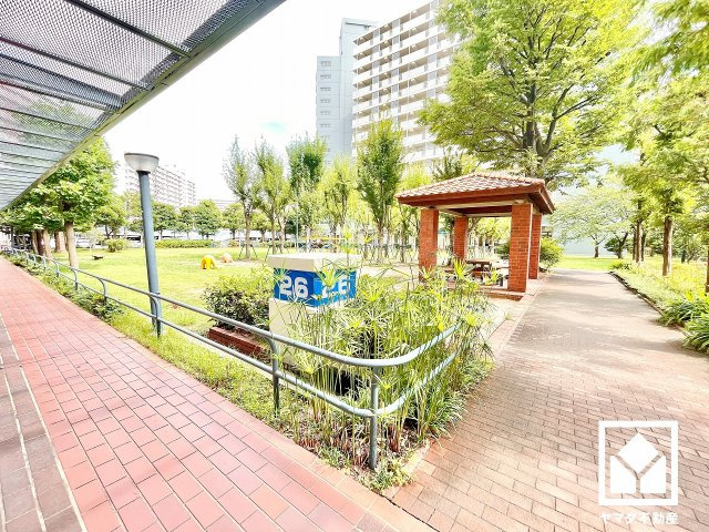 敷地内は木々が多く植えられていて、四季の移り変わりが感じられる緑豊かな景観です。自然を身近に感じながら、落ち着いた雰囲気の中でゆとりある毎日をお過ごしいただけます。