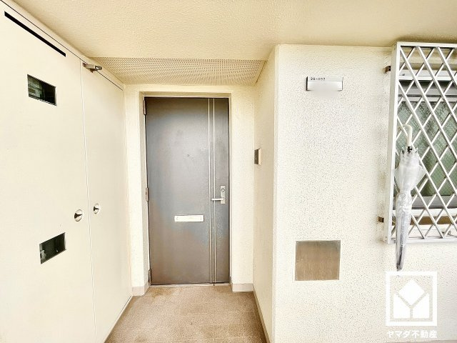 シンプルで洗練された玄関デザイン。帰るたびにホッとできる、心地よい住まいの入り口。