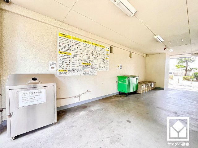 衛生面や分別への配慮もうかがえる、心地よく利用できるごみ置き場です。