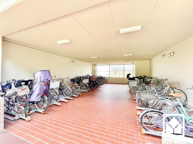 敷地内に屋根付き駐輪場を設置。雨や日差しの影響を受けにくく、大切な自転車の保管にも便利です。平置きなので、さまざまなタイプの自転車を置きやすい仕様です。