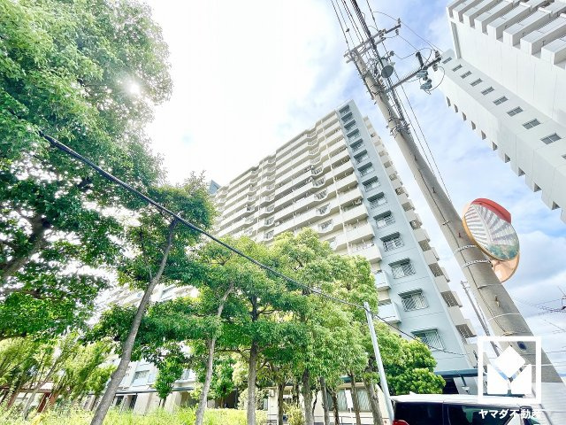 西宮市から尼崎市を結ぶ県道341号線まで約1.0km。名神高速道路の西宮インターチェンジも一般道で約4.3kmと近く、大阪・京都・名古屋など各方面アクセスがスムーズ。車での移動がしやすい立地です。