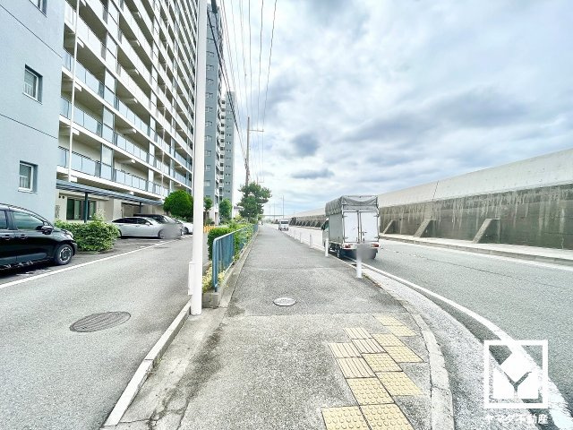 現状渡し予定ですが、＋530万円でリフォーム施工後の引渡しも可能です（新調：浴室、キッチン、トイレ／貼替：全室フローリング、全室クロス　等）。