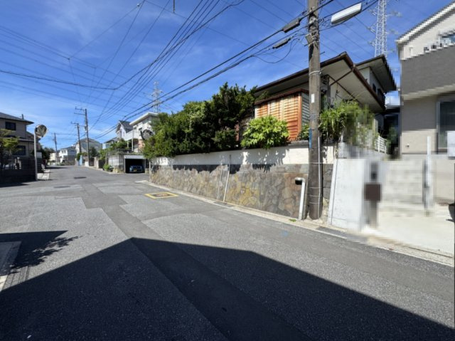 南東側道路面より現地撮影。