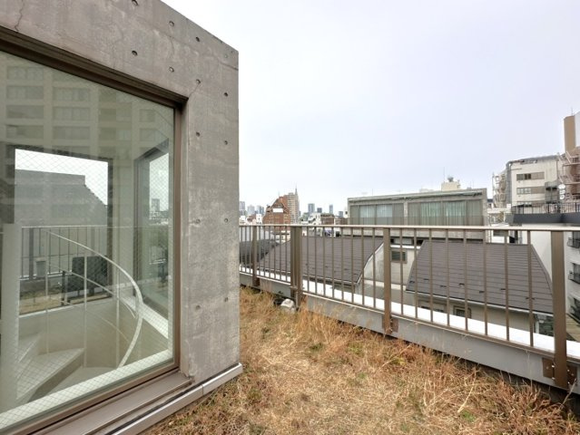 屋上へと続くスタイリッシュな螺旋階段室の外観。コンクリート打ち放しのモダンな意匠が、住まいの個性を引き立てます。防水対策やお手入れもしやすい設計で、ガーデニングなどの趣味も存分に満喫いただけます。