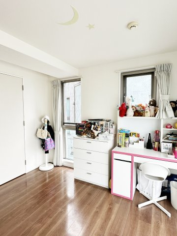 3階の居室は高い天井高が確保され、数値以上の広がりを感じさせます。エアコンも効率的に配置されており、夏も冬も快適。家族それぞれのプライベートな時間を大切にできる、独立性の高い間取りが魅力です。