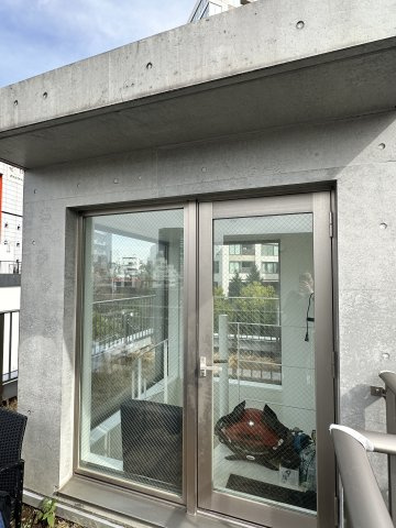 3階バルコニーへ続くサッシは大きく、光をたっぷりと取り込みます。フラットに近い形状で出入りもスムーズ。洗濯物を干す際も動きやすく、日々の家事効率を高めてくれる動線が、暮らしにゆとりをもたらします。