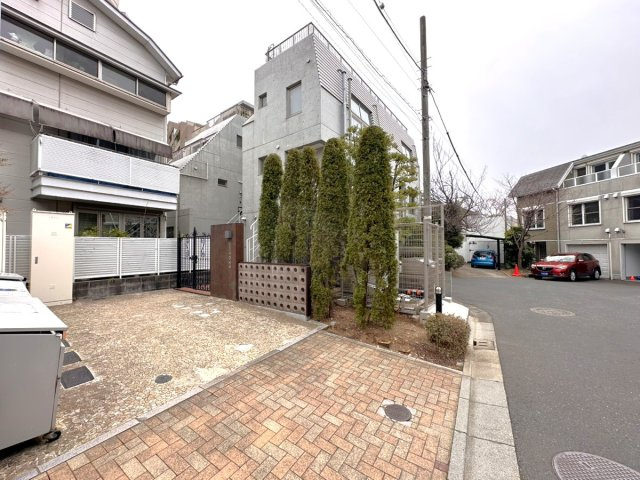 門扉の先には、温かみのあるタイル敷きのアプローチが広がります。手入れの行き届いた植栽が彩りを添え、ゲストを優雅に迎え入れるとともに、日々の暮らしに四季の潤いと心のゆとりを与えてくれます。