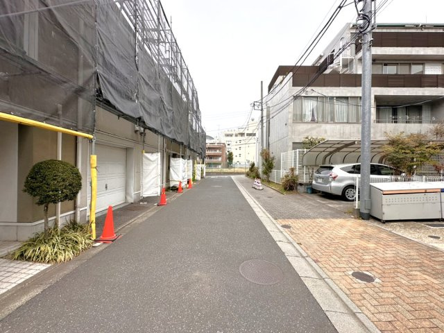 きれいに整備された前面道路は、落ち着いた住宅街ならではの穏やかさが漂います。道幅にもゆとりがあり、視界が開けているため、ご家族での外出やベビーカーでの移動もスムーズで心地よい毎日を過ごせます。