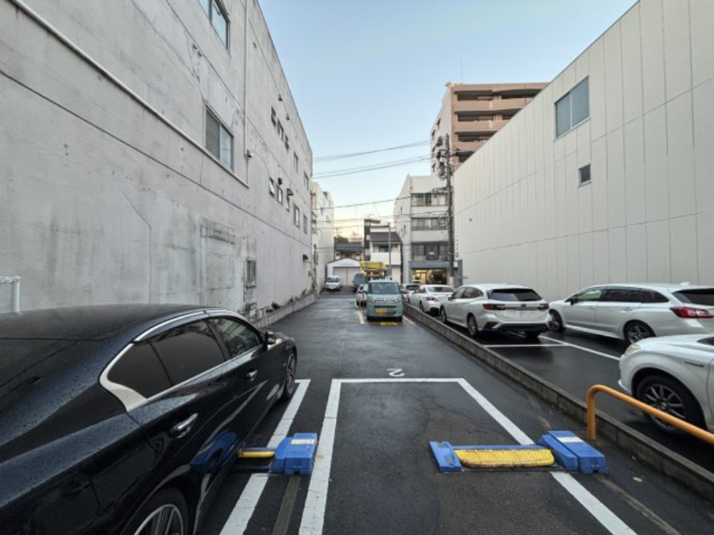 周辺には建物や駐車場が点在し、車利用の需要が見込める立地です。現況は駐車場として整備されており、初期投資を抑えて運用開始が可能。安定収益を目的としたオーナーチェンジ用土地としてもおすすめです。