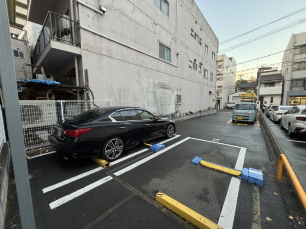 通行車両からの視認性も良好です。周辺には事業所や店舗、駐車場が点在しており落ち着きのある街並みで集客も見込みやすい立地です。来客用駐車場の確保もしやすく事務所・店舗など幅広い用途に対応可能な土地です　