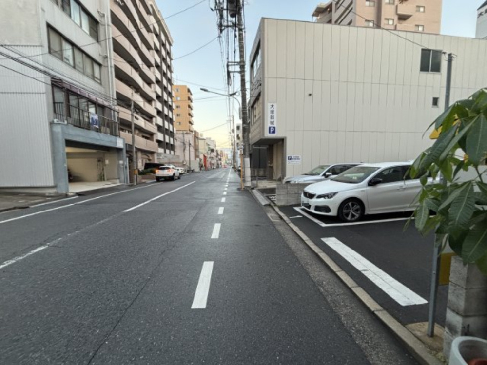 周辺は建物や駐車場が点在する落ち着いたエリアで、都市部にありながら静かな暮らしが期待できます。車の通行もスムーズで、日々の出入りや来客時も安心。住環境を重視される方におすすめの立地です。　