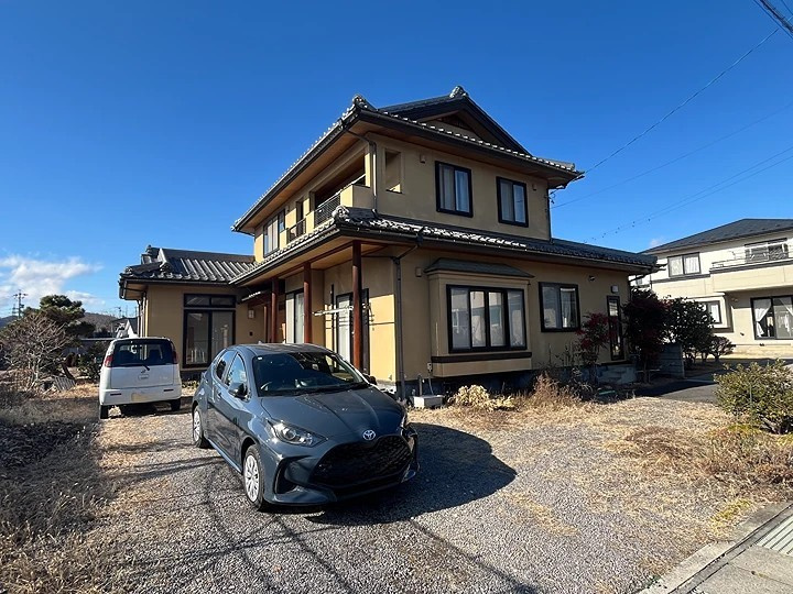 【圧倒的な邸宅感】伝統美が息づく風格のある外観！並列駐車も可能なゆとりのカースペース♪