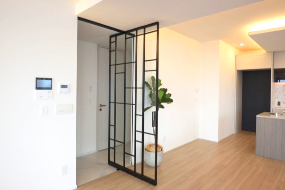 ガラス建具が空間を緩やかにつなぐ美しい設え