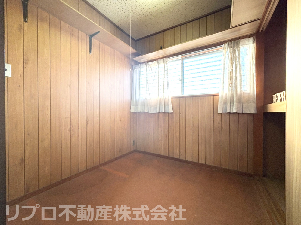 窓付きの2帖納戸は明るく、上棚と2段式収納を備えており、日用品や季節物を効率よく整理できます！