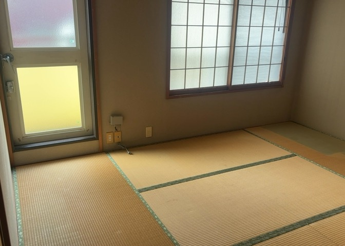 寝室でゆっくりと過ごすためにはベッド周りの適度な空間を担保することや窓の位置、照明の明るさ、寝室の広さなどを考える必要があります。自身や家族の構成とライフスタイルに併せて寝室にする部屋を選びましょう！