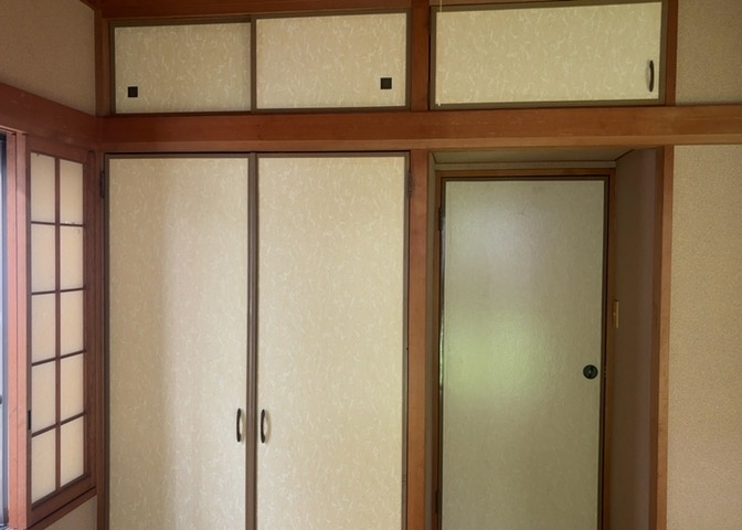 デザイン性を重視しすぎて収納が少なかった！なんてことにならないため、事前に現地で収納の数を確認しておくことをお勧めします。クローゼット以外にも床下収納や屋根裏収納、パントリーなどもチェックしましょう。