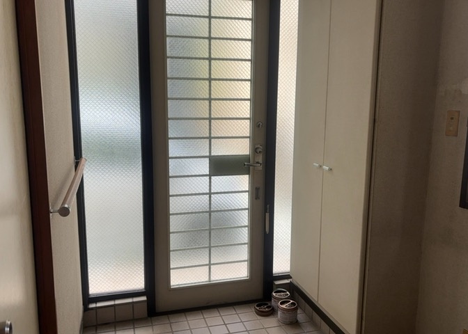 玄関は家の顔でもあり、家族以外の目にも止まる場所です。玄関は外との間を仕切る扉、靴などをしまっておく収納スペース、靴脱ぎのたたきスペース、来客とのやり取りをするドアホンなど複数のアイテムからなります。