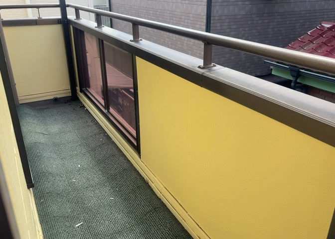 バルコニーは、室外の専用スペースのうち、「屋根がなく開放された空間」であるものを指します。ベランダより広いタイプのものが多く、日当たりもよいため家庭菜園などを楽しみたい人にとって適した環境となります。