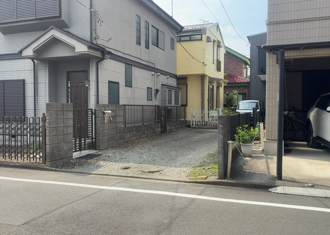 住宅用の土地では前面道路に2m以上接していなければならないと法律で定められています。しかし、お持ちの車のサイズやライフスタイルなどにより、2mでは利便が悪い場合もございますので、事前に確認しましょう。