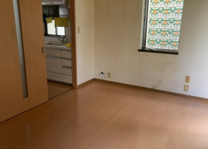 DKの物件でも広く見せたい方は、ダイニングスペースを広く使えるように工夫しましょう。低めのダイニングソファを置くと、家具の圧迫感が減り、広く見せることができ、ダイニングをリビングのように使用できます！