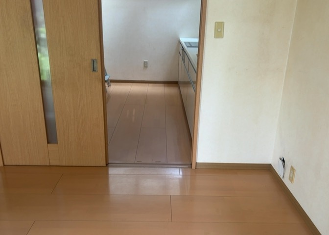 ダイニングとキッチンの間を扉や壁などで仕切らず、一体化させた間取りです。キッチンカウンターがついている物件ならば、食事をキッチンカウンターで取ることで、ダイニングスペースをリビングとして使用できます。