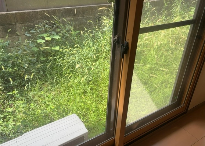 サッシは、ガラス窓に使用される金属製の窓枠です。一般的に住宅建築では、金属製建具工事の段階でガラス類・玄関などと同時に設置されます。種類や構造により断熱性能や遮音性能が異なるので現地でご確認ください。