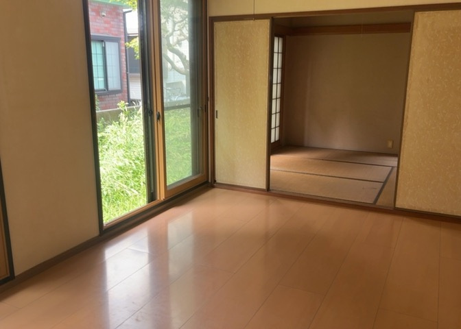 直線タイプはLとDKを一直線に並べた形で対面キッチンのタイプです。一般的なのでよく見かけるかもしれません。直線タイプに似た直接アイランドタイプは、キッチンとダイニングの間に壁がない分広く感じられます。