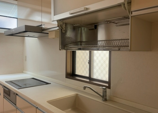 標準的なシステムキッチンの横幅は、165cm～300cm程度です。2100・2400・2550・2700などミリ単位で表記されます。普段どのように料理をするのかを想定しながら合ったサイズを選びましょう