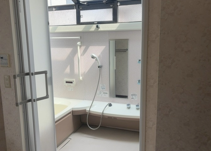 入浴時の快適さも大事なことですが、綺麗な状態を維持できなければ気持ちよく入浴できません。毎日の掃除が楽という点は大事なポイントになります！カビが生えにくく掃除がしやすい、壁や浴槽を選ぶといいでしょう。