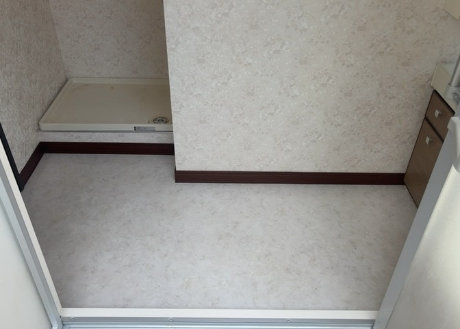 多くの戸建て住宅で見かける洗面脱衣所は、洗面台と洗濯機が2畳ほどのスペースに並べられていて、洗面所が脱衣所を兼ね備えている間取りが一般的です。お客様が利用することもある、パブリックな空間でもあります。