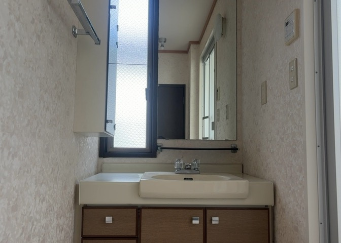 洗面化粧台では顔を洗ったり、身だしなみを整えることが本来の使い方ですが、用途によっては洗面化粧台に求められる機能が違ってくるため、ご自身や家族のライフスタイルに合ったものを選ぶことをおすすめ致します。