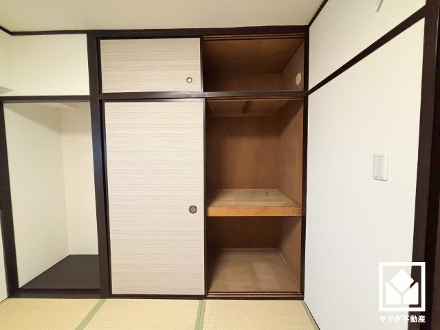 大きな押入れなので整理整頓しやすいです。季節の衣類や寝具などもすっきり片付きます。お客様用の座布団や寝具も収納可能です。
