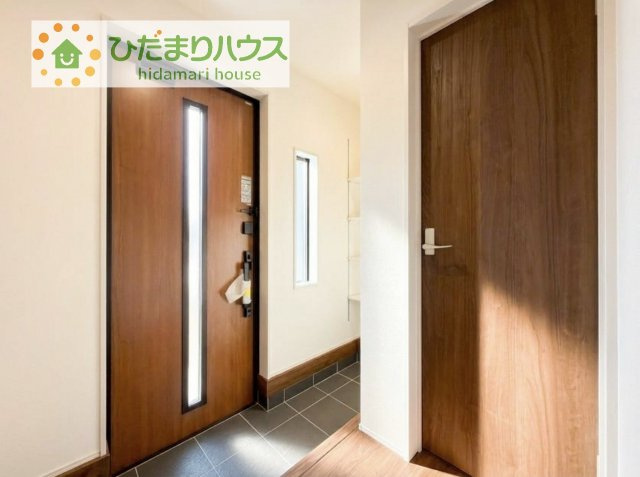 シューズクロークはベビーカーやゴルフバックなど、大きな荷物を置けるのでとっても便利♪　横開きの扉付きで、隠して収納出来ますね(^^)