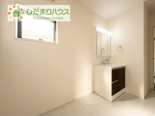 三面鏡の大きな鏡は憧れます(^^♪　鏡の後ろは収納となっていて、細かいものでも収納できるのでスッキリと整理できます！