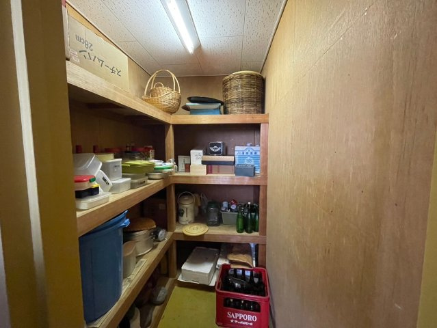 キッチン奥には納戸があります。