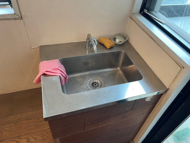 サンルームの入り口には手洗い場があります。
