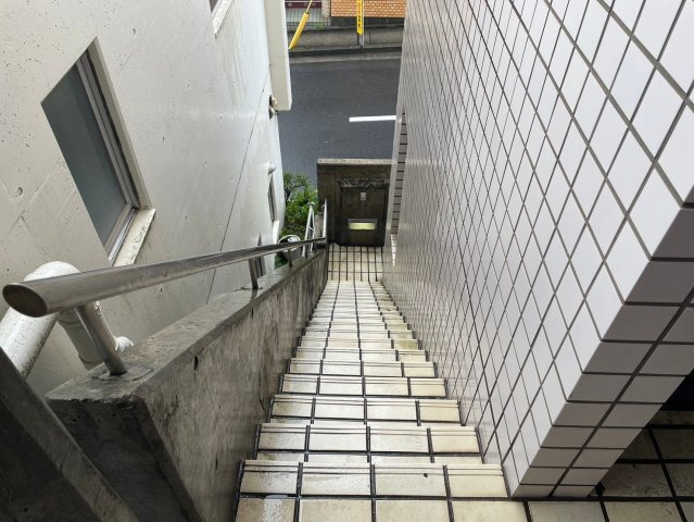 2階の玄関へ続く階段です。